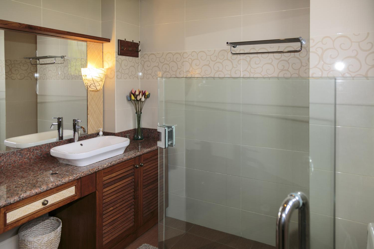 Bathroom 25