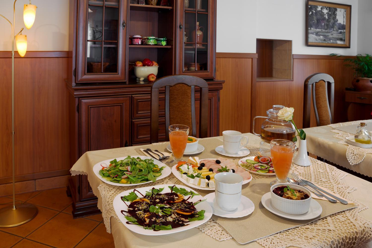 Food & Drinks 5, Willa i Wzgorze Jerrego Apartamenty i pokoje z widokiem na gory, Bielsko