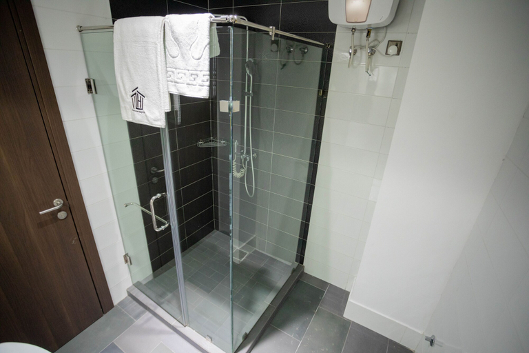 Bathroom 3, Veronique Heights, Kumasi
