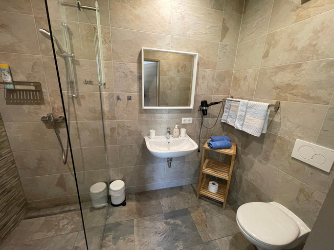Bathroom 2, B&B Simmer, Gmunden