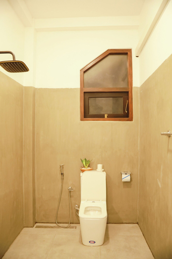 Bathroom 3, Gold Bubble, Habaraduwa