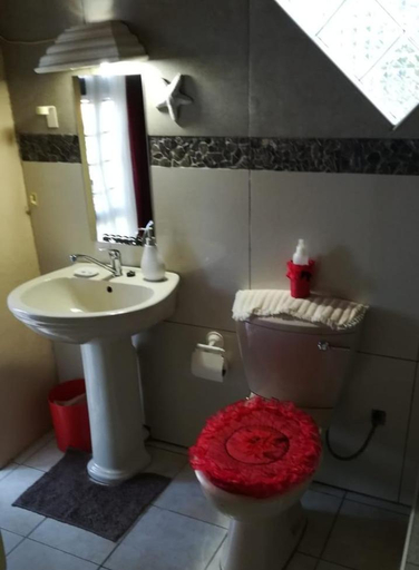 Bathroom, Reemaros Guest House, Ugu