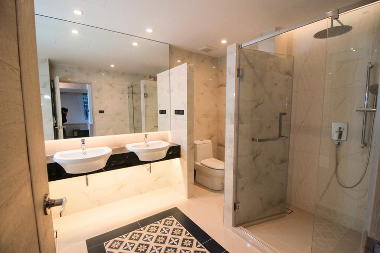 Bathroom 14