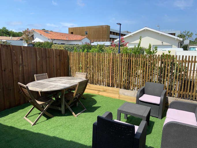 Others 5, Chambre independante avec terrasse, parking et petit jardinet, Landes