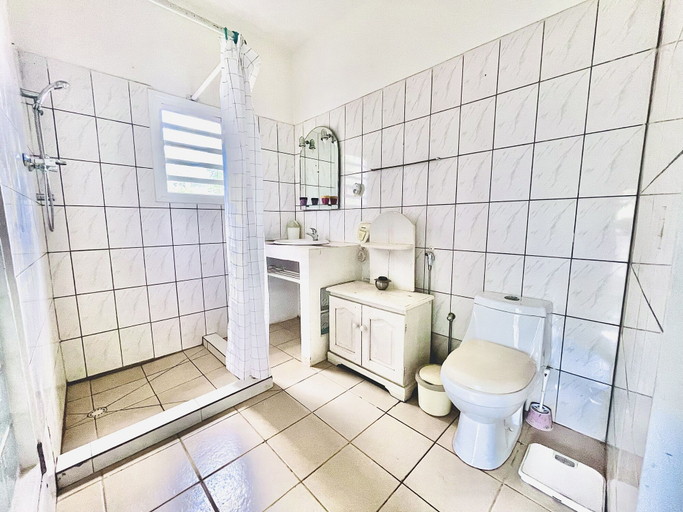 Bathroom 4, Régina Lodge, Diana