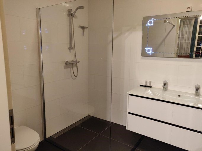 Bathroom 5, Hotel Johannes Vermeer Delft, Delft