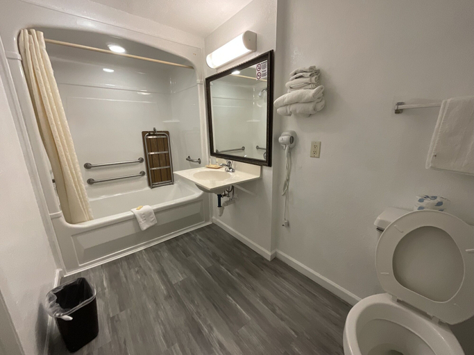 Bathroom 5, Knights Inn Punta Gorda, Charlotte