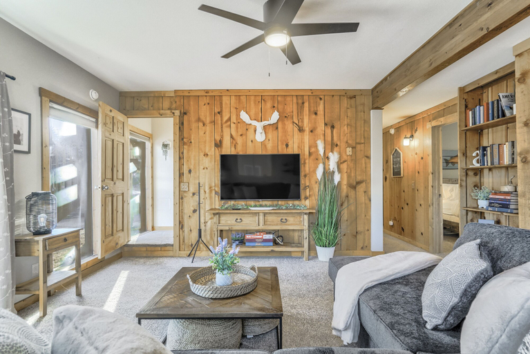 Others 5, Cedar Chalet, Teller