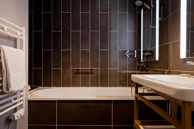 Bathroom 3, Hotel Des Remparts Perrache, Rhône