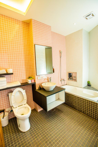 Bathroom 3, Peekaboo, Pingtung