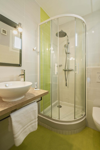 Bathroom 2, Hôtel du Musée, Manche