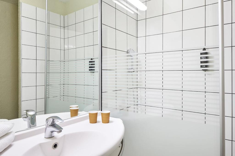Bathroom 4, ibis budget Porte d'Aubervilliers, Seine-Saint-Denis