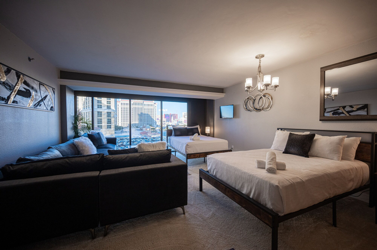 Stay together on the strip - 6 comfy beds w/view!, Clark