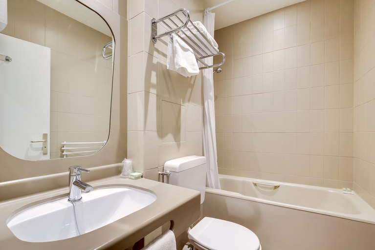 Bathroom 2, HOTEL DES ARTS, Hauts-de-Seine