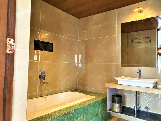 Bathroom 4, VITS Excellensea Karde Beach, Ratnagiri