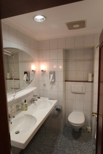Bathroom 4, Historik Hotel Goldener Hirsch Rothenburg, Ansbach