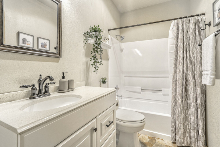 Bathroom 4, Cedar Chalet, Teller