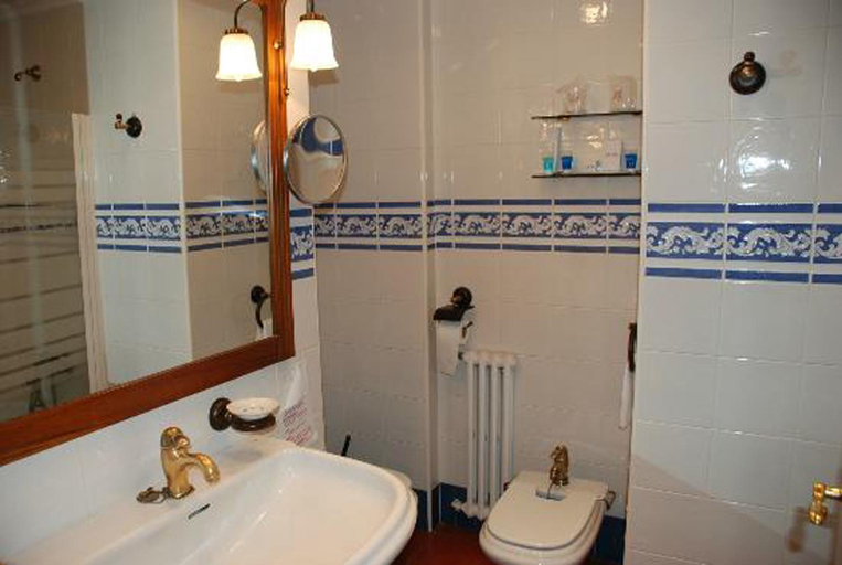 Bathroom 4, Hotel Conde Rodrigo I, Salamanca