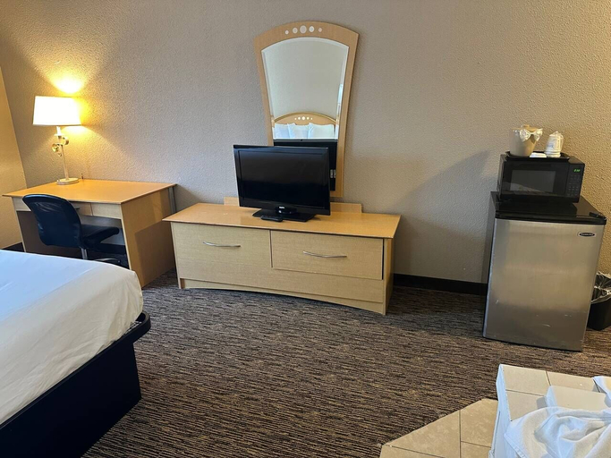 Bedroom 2, Baymont by Wyndham Lawrenceburg, Dearborn