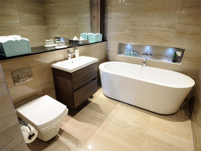 Bathroom 4, Flannery's Hotel
