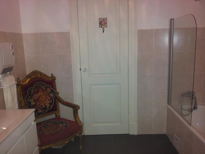 Bathroom 4, Whatever Art B&B, Lisbon