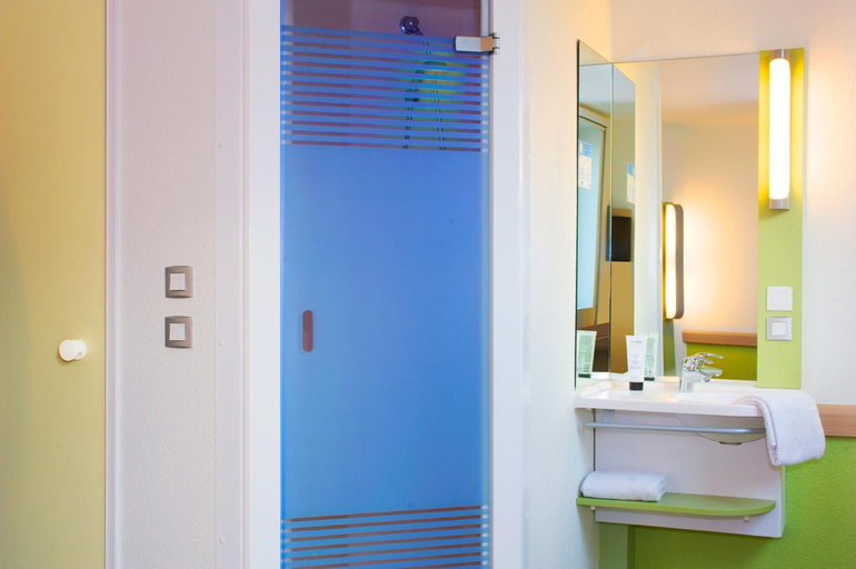 Bathroom 5, ibis budget Rueil Malmaison, Hauts-de-Seine
