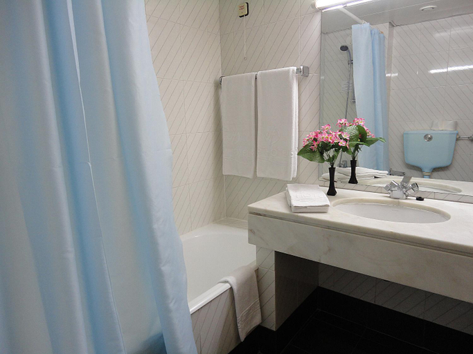 Bathroom 4, VIP Executive Zurique Hotel, Lisbon