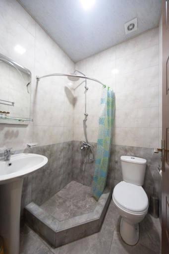 Bathroom 5, Tskaltubo Hotel Terrace, Tskaltubo