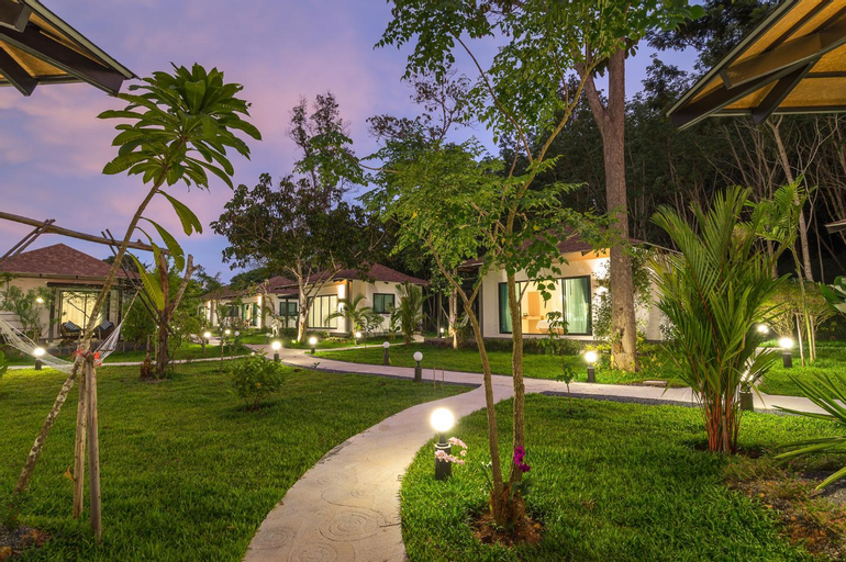 Exterior & Views 25