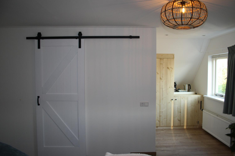 Others 4, Hiltop, Veere