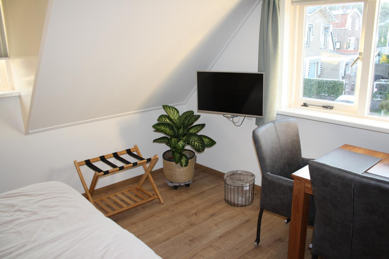 Others 2, Hiltop, Veere