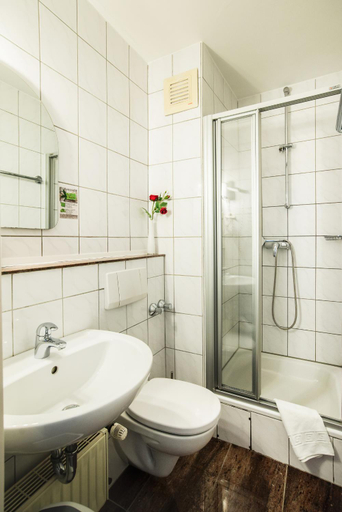 Bathroom 3, Domblick garni, Köln