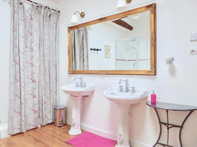 Bathroom, Six chandelles m'etaient comptees, Alpes-de-Haute-Provence