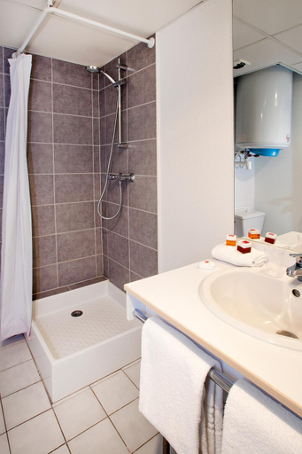 Bathroom 3, Sejours and Affaires La Rochelle Les Minimes, Charente-Maritime