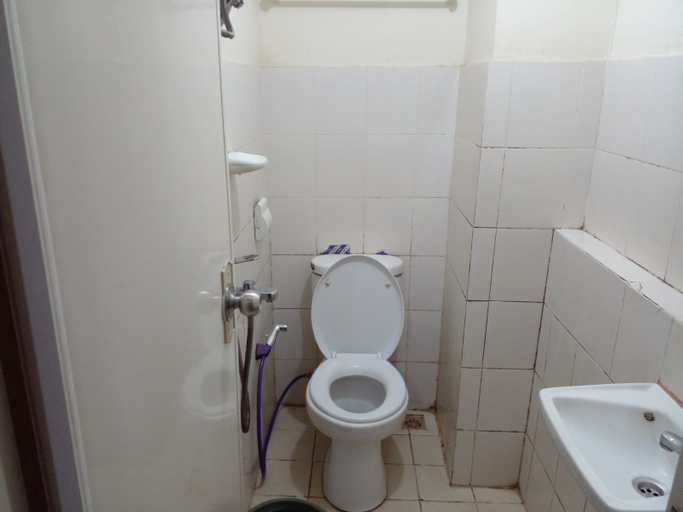 Bathroom 5, Apartment Bogor Valley by Greenroom, Bogor