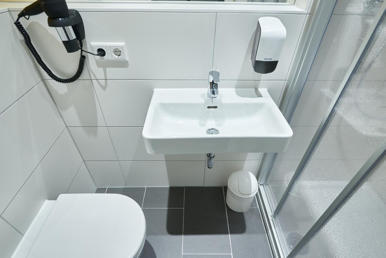 Bathroom 5, McDreams Hotel Dusseldorf-City, Düsseldorf