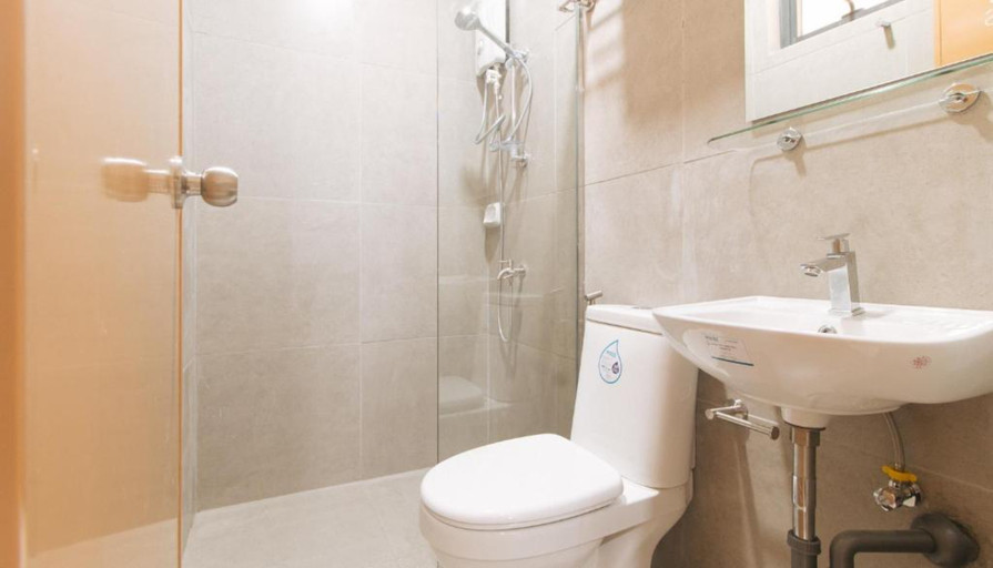 Bathroom 3, Sans Hotel at One JD Place Makati by RedDoorz, Makati City