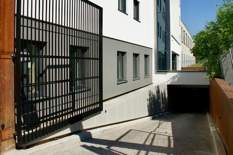 Exterior & Views