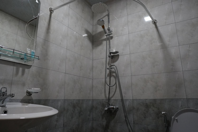 Bathroom 2, Tskaltubo Hotel Terrace, Tskaltubo