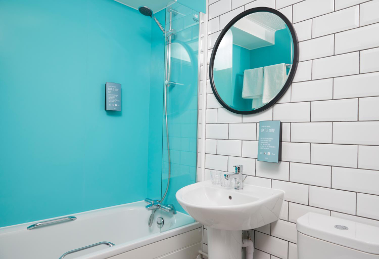 Bathroom 3, Highwayman Hotel By Greene King Inns, Central Bedfordshire