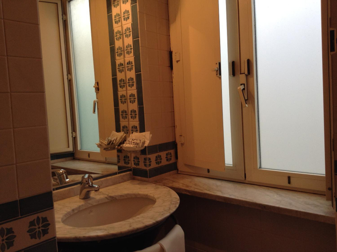 Bathroom 4, Hotel Lidomare, Salerno