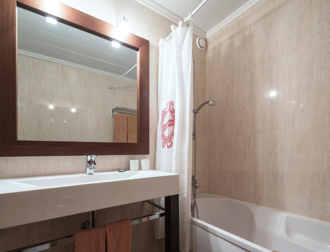 Bathroom 4, Dom Pedro Garajau, Santa Cruz