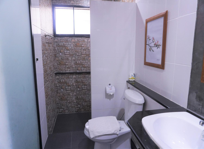 Bathroom 12