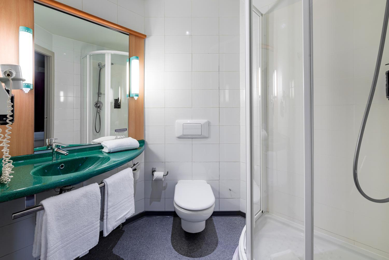 Bathroom 5, ibis Madrid Getafe, Madrid