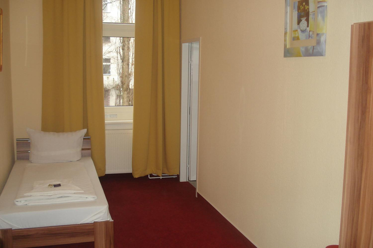 Bedroom 2, Hotel Abendstern, Berlin