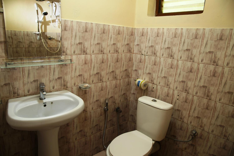 Bathroom 4, Honey Tree Polonnaruwa, Thamankaduwa