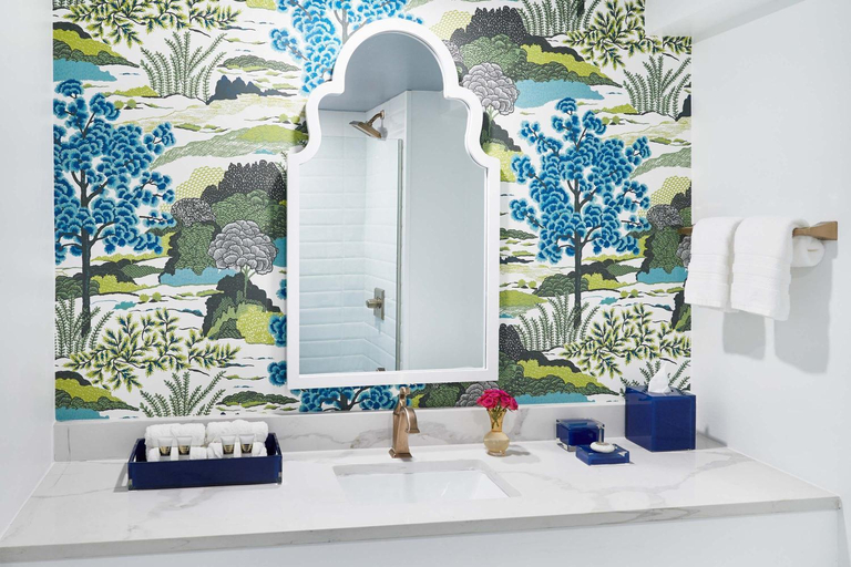 Bathroom 4, Hotel Simone, Glynn