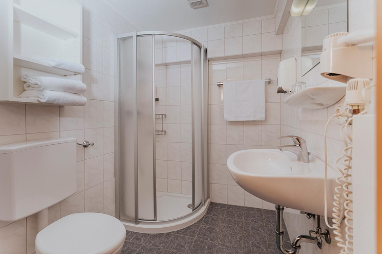 Bathroom 2, Hotel Friesacherhof, Wolfsberg