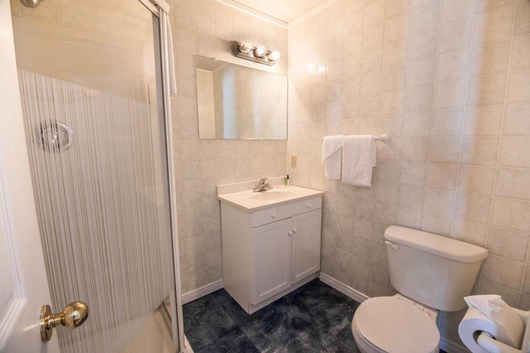 Bathroom 3, Caswell Resort Hotel, Parry Sound