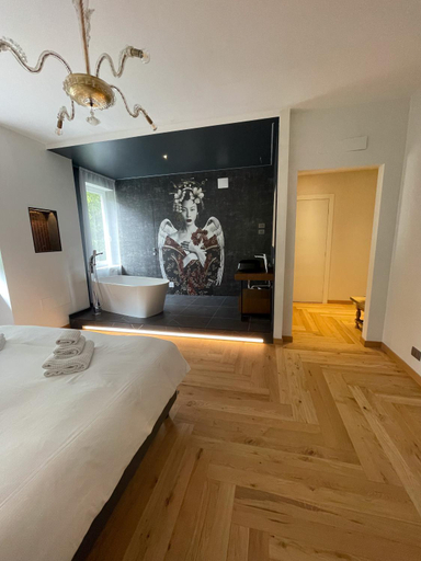 Others 3, The Lion's Den BnB, Trieste
